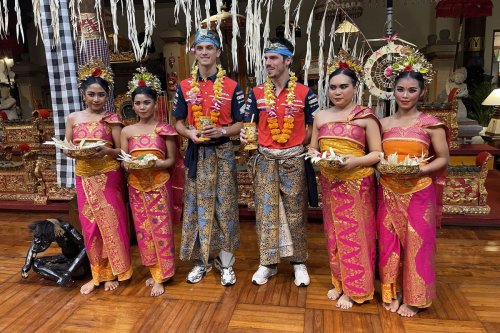 Joan Mir Latihan Gamelan, Luca Marini Bikin Canang di Bali