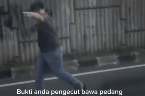 Viral, Pengemudi Suzuki Karimun Acungkan Pedang ke Pengendara Lain