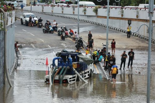 Wajib Cek Kondisi Oli Setelah Motor Terendam Banjir