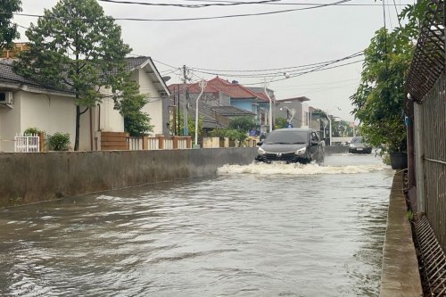 Waspada Jalan Banjir, Ini Patokan Aman Agar Mobil Tak Masuk Selokan