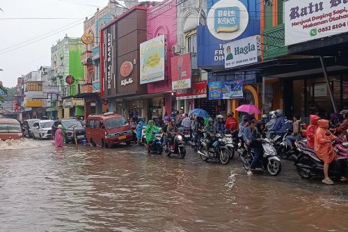 Kalau Harus Melewati Genangan Banjir, Bisa Ikuti Motor di Depan