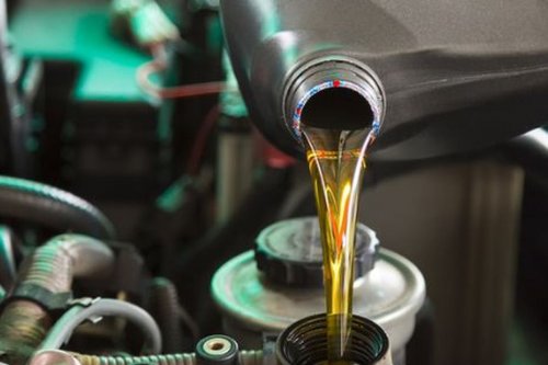 Ganti Oli Mobil, Baiknya Berpatokan pada Waktu atau Jarak Tempuh?