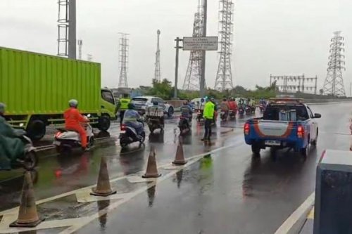 Banjir Lumpuhkan Jalan Arteri, Ratusan Pemotor Dikawal Masuk Tol
