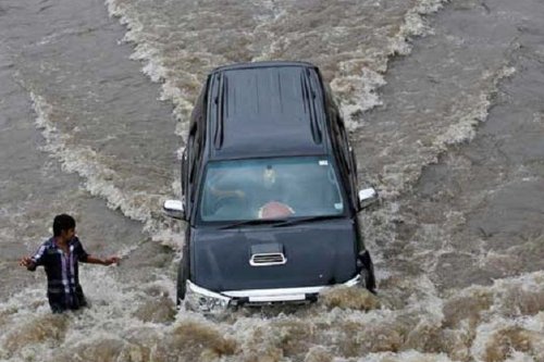Panduan Penanganan Mobil Usai Terendam Banjir: Wajib Ganti Oli