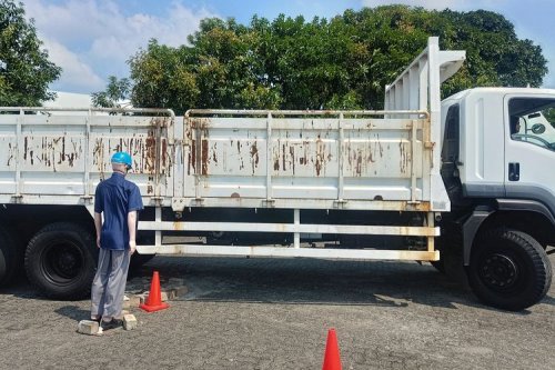 Belajar Mengemudi Truk Panjang 12 Meter: Penting Memahami Blind Spot