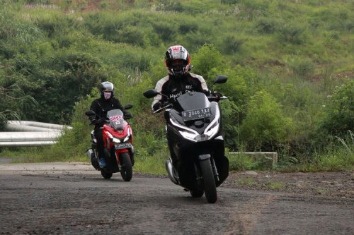 Waspada Jalan Licin, Etika Mengerem Menentukan Keselamatan Pemotor