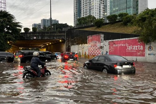 Perbedaan Risiko Banjir Terhadap Mobil Listrik dan Mobil ICE