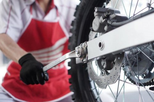 Waspada, Ini Penyebab Roda Belakang Skutik Mendadak Copot di Jalan