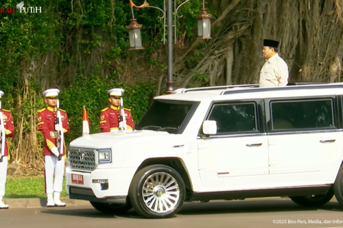 Prabowo Sapa Warga dari Atas Maung Garuda di HUT ke-80 TNI