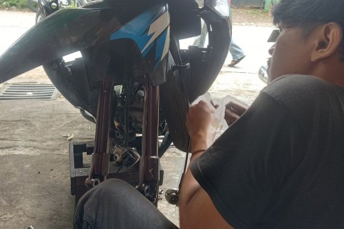 Kenali Perbedaan Sokbreker Motor Rusak dan Kurang Oli