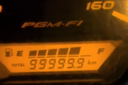 Momen Odometer Sepeda Motor Sampai di Angka 99.999,9 Km