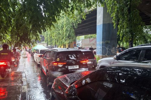 Alasan Kenapa Jalanan Kerap Macet Saat Hujan di Pagi Hari