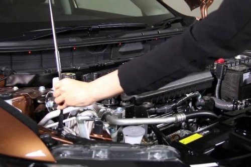 Saat Cek Mobil Bekas Lebih Baik Kondisi Mesin Hidup atau Mati?