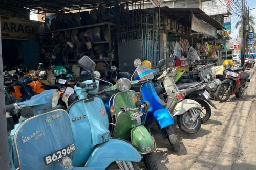 Momen Ariel Noah Dorong Vespa Klasik, Diduga Kehabisan Bensin