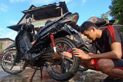 Video Unik Cuci Motor Pakai Hidrolik Manual dari Kayu
