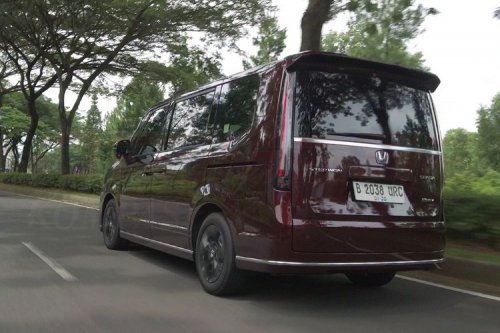 Mengemudikan Honda Step WGN: Kenyamanan MPV Hybrid
