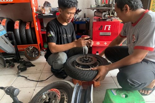 Kenapa Ban Belakang Motor Listrik Sulit Diganti? Ini Penjelasannya