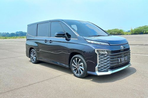 Adu MPV Pintu Geser: Honda Step WGN atau Toyota Voxy untuk Keluarga?