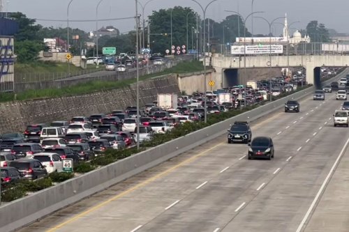 Macet Panjang Tol Cijago Arah Desari: Ada Perbaikan Jalan
