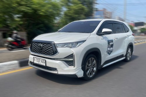 Perbandingan Tiggo 8 CSH dan Innova Zenix Hybrid