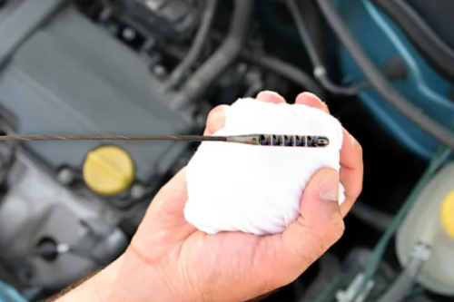 Waktu atau Jarak, Mana yang Tepat Dijadikan Acuan Ganti Oli Mobil?