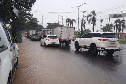 Etika Berkendara Saat Banjir: Jangan Ciptakan Ombak untuk Pengendara Lain