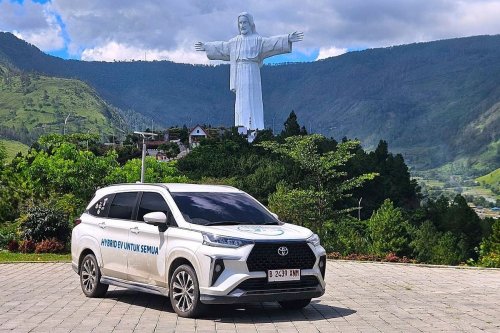 Menembus Jarak dari Kota Bertuah ke Danau Toba Bersama Veloz Hybrid