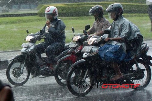 Pengendara Motor: Hindari Bahaya Berteduh di Flyover Saat Hujan