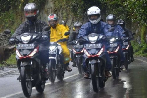 Visor Helm Berembun Saat Hujan? Begini Cara Mengatasinya