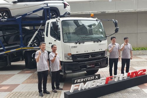 Mitsubishi Fuso Fighter X Tractor Head Incar Sektor Logistik