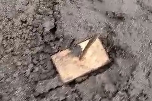 Ranjau Paku Besi Payung Ancam Keselamatan Pengendara di Jakarta