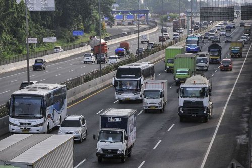 Kebiasaan Buruk Bus Saat Mudik Lebaran, Jajah Lajur Kanan