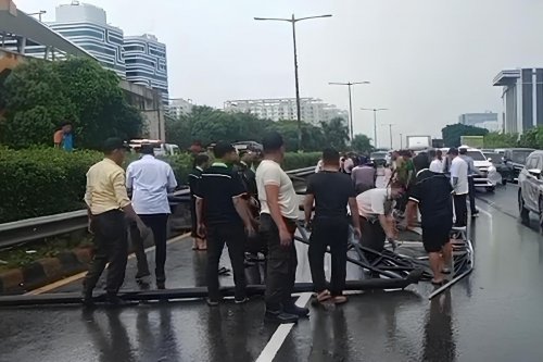 Belajar dari Baliho Roboh di Tol, Waspada Berkendara Saat Cuaca Buruk