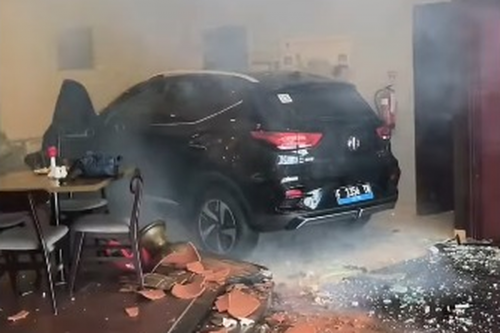 Kronologi Mobil Listrik Tabrak Pintu Kaca Hotel di Klaten