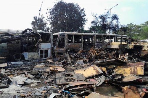 Puluhan Bus Bekas Transjakarta Hangus Terbakar di Jakarta Barat