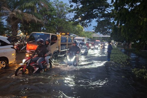 Tips Agar Mobil Tak Mogok Saat Terpaksa Menerjang Banjir