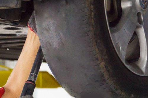 Sering Hujan Jangan Pakai Ban Botak, Cek Harga Ban Mobil Juni 2025