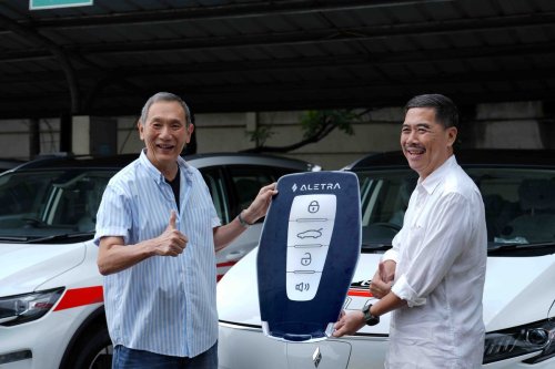 Jusuf Hamka Jadi Penerima Pertama Aletra L8 EV Rakitan Lokal