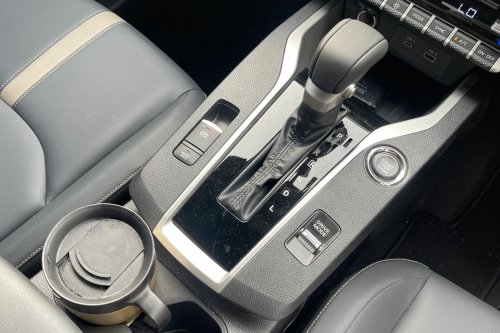 Pakai Fitur Auto Hold di Lampu Merah, Bikin Boros Konsumsi BBM?