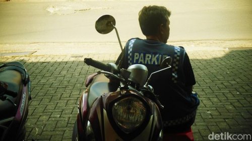 Modal Peluit, Jukir Liar di Minimarket Bisa Dapet Rp 9 Juta/Bulan