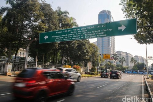 Nggak Cuma Mobil Listrik, Mobil Pakai Stiker Ini Bebas Ganjil Genap di Jakarta