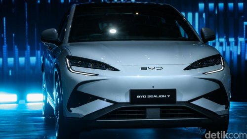 Harga Beda Rp 80 Juta Pilih Toyota bZ4X Buatan Lokal atau BYD Sealion 7 Termahal?