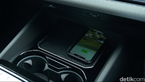 Mitos atau Fakta: Ngecas HP di Mobil Listrik Bikin Baterai jadi Boros?