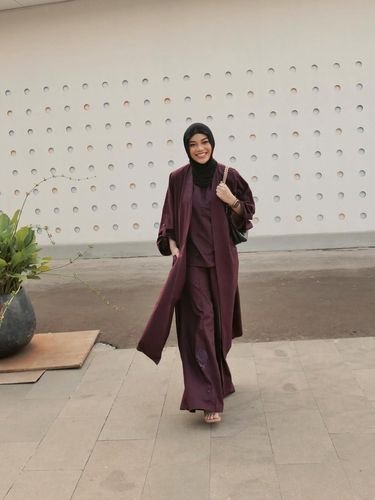 5 Gaya Hijab Clean Look untuk Idul Adha ala Irish Bella hingga Inara Rusli
