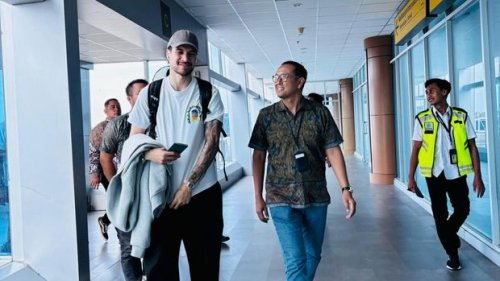 Kevin Diks Jadi Warlok di Lombok: Naik Motor Matik, Isi Bensin Eceran