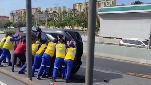 Segini Harga Ferrari Purosangue yang Terguling saat Diangkut Truk Towing