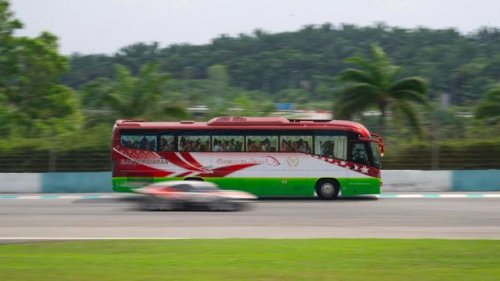 Sensasi Mengitari Sirkuit Sepang Sembari Dikelilingi Mobil SuperGT Wara-wiri