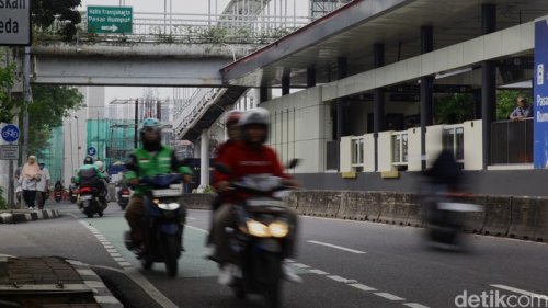 Driver Ojol Lawan Arah di Depan Polisi: Waktu Pak, Waktu Adalah Uang