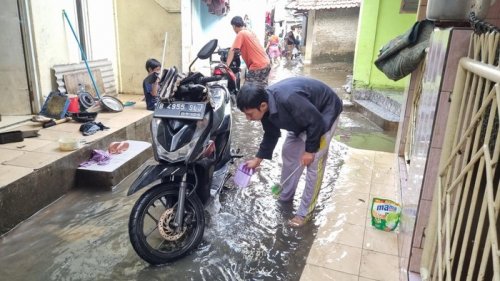 Ada Warga Cuci Motor Pakai Air Genangan Banjir, Padahal Bahaya