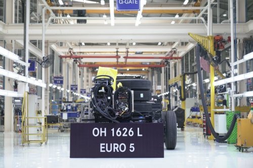 Perdana! Sasis Bus Mercedes-Benz 1626L Euro 5 Rakitan Cikarang Diekspor